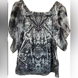 Apt 9 Black and White Blouse with flutter sleeves. Excellent condition. Size L